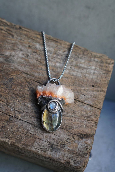 Crystalline Soulfire - Silber Anhänger mit  Labradorite, Regenbogenmondstein & Quarz Cluster