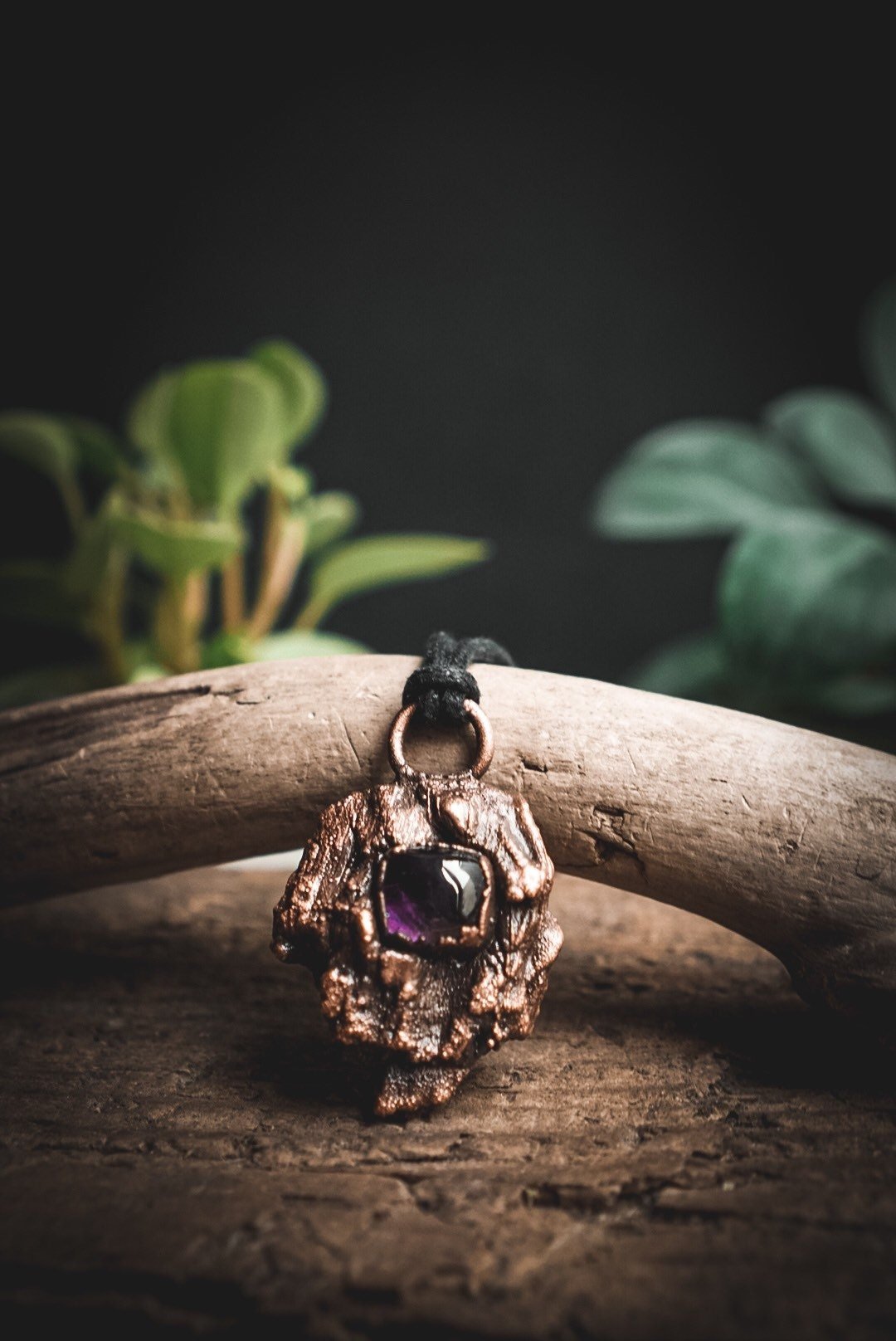 Purple Eye - Anhänger in Baumrindenoptik mit dunklem Amethyst