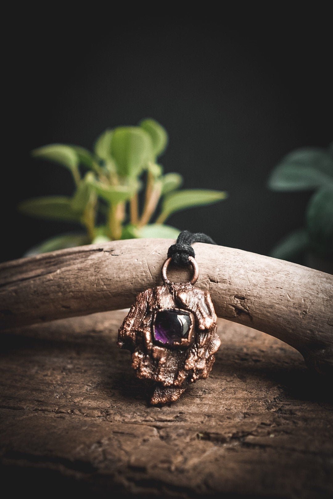 Purple Eye - Anhänger in Baumrindenoptik mit dunklem Amethyst