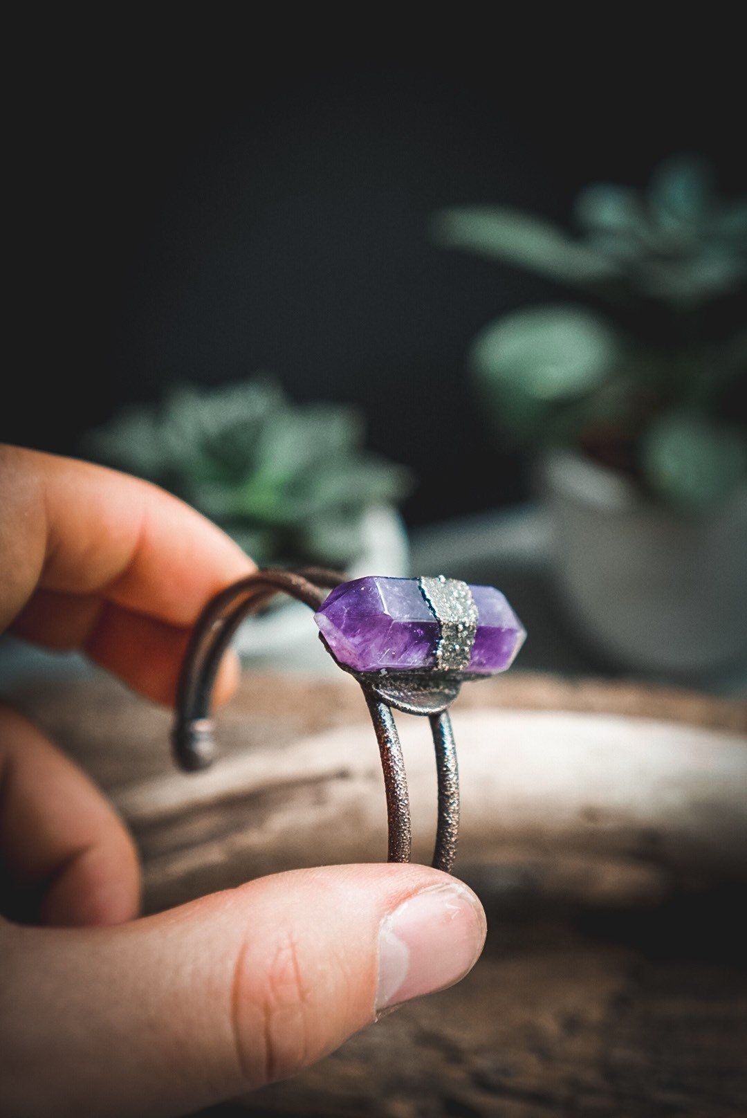 Armreif mit dunklem Amethyst - electroformed (verstellbar)