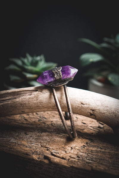 Armreif mit dunklem Amethyst - electroformed (verstellbar)