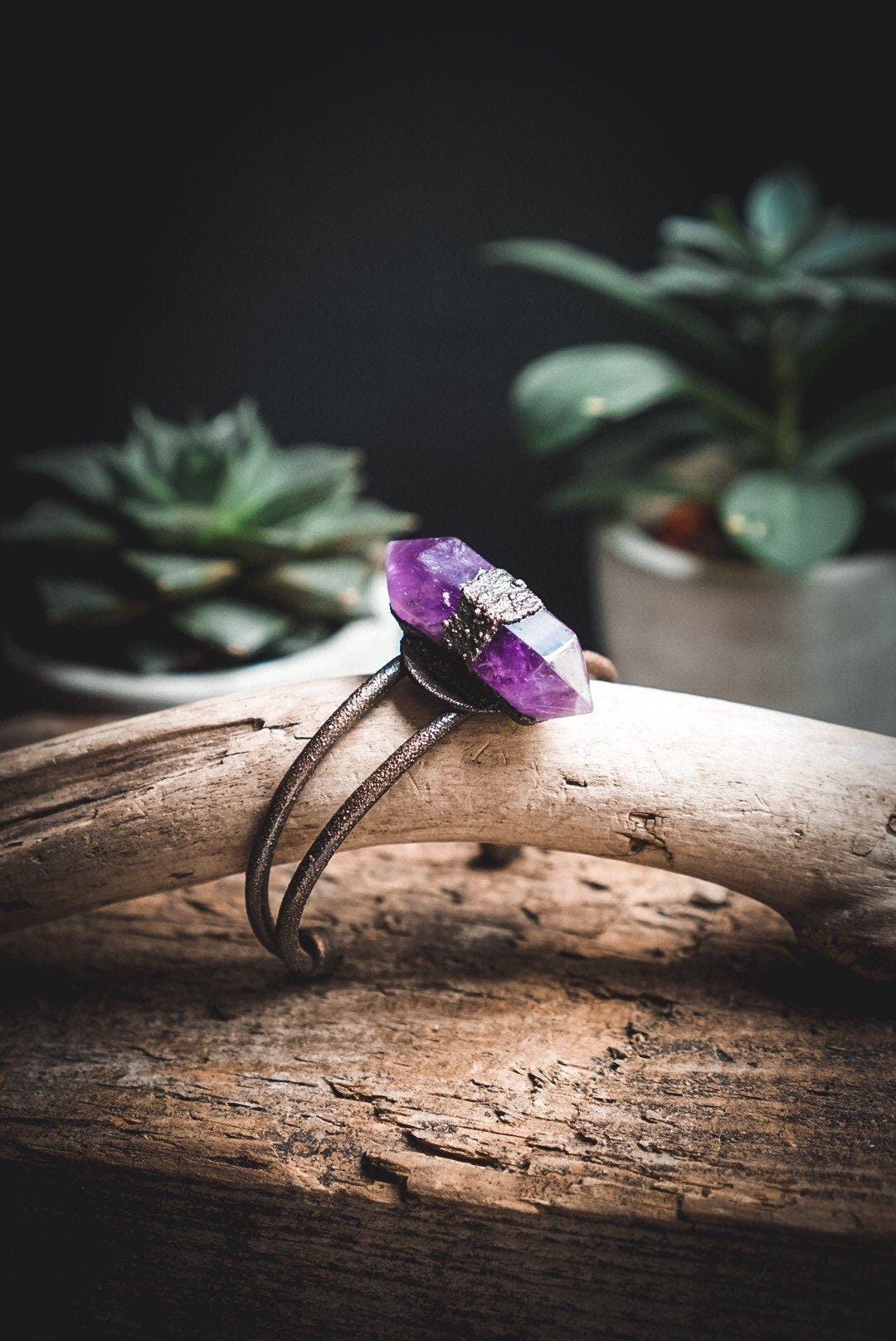 Armreif mit dunklem Amethyst - electroformed (verstellbar)