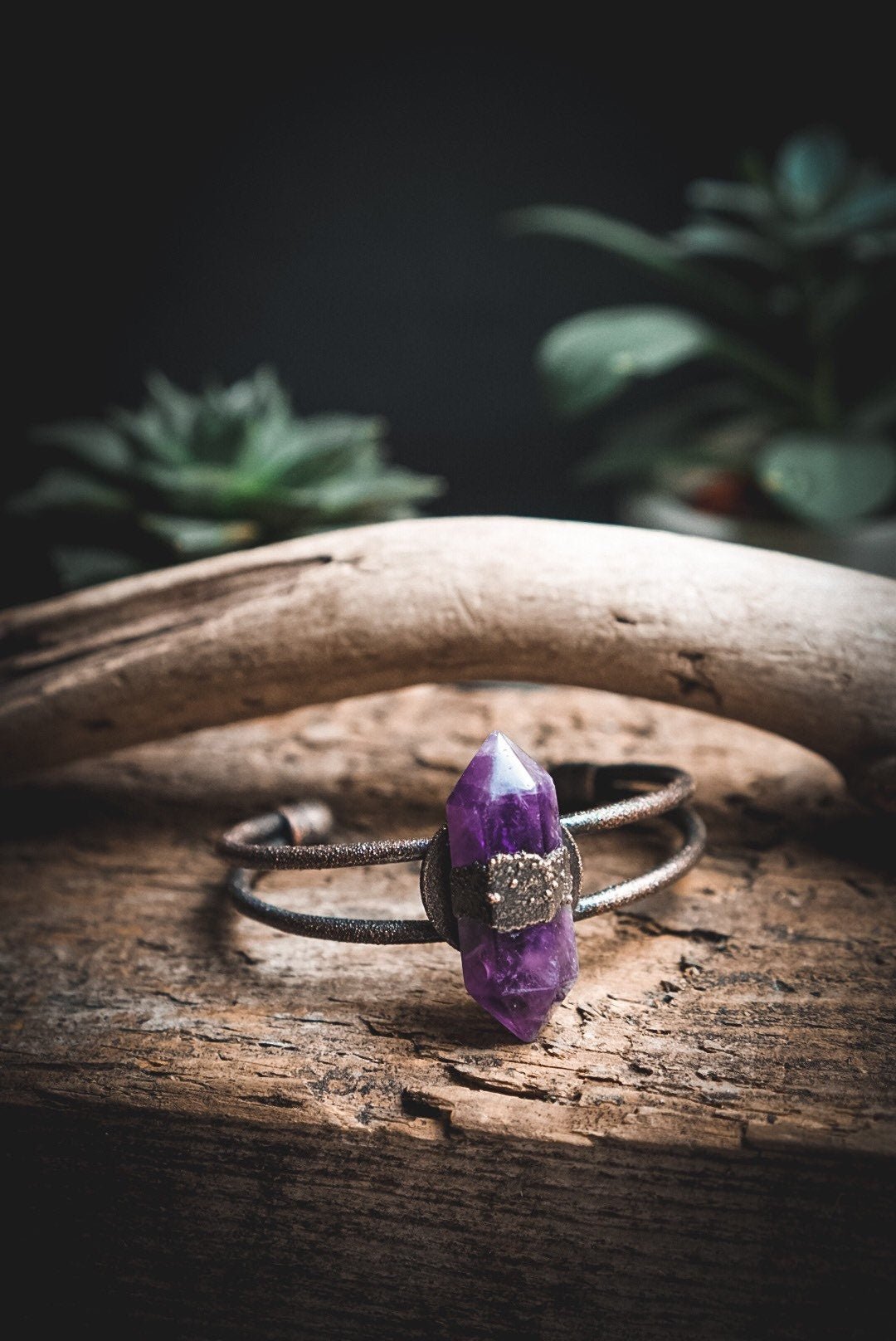 Armreif mit dunklem Amethyst - electroformed (verstellbar)