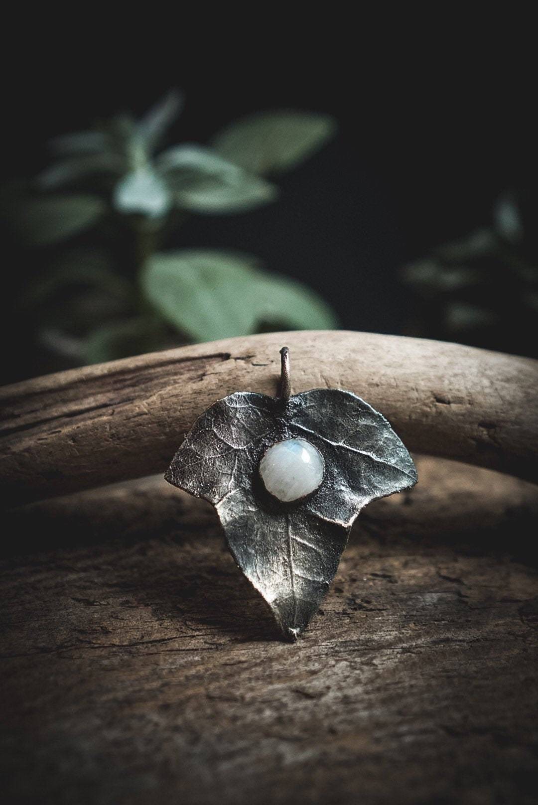 Lorien Blatt - Silber Anhänger mit weißem Regenbogenmondstein