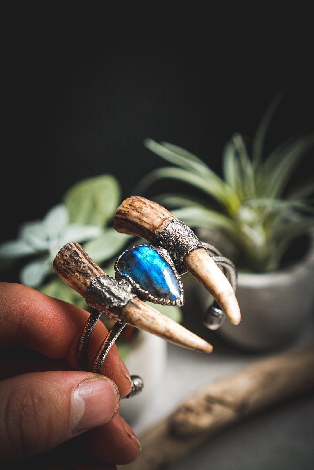 Beast Collection I. - Armreif mit blauem Labradorite und Geweihspitzen - electroformed