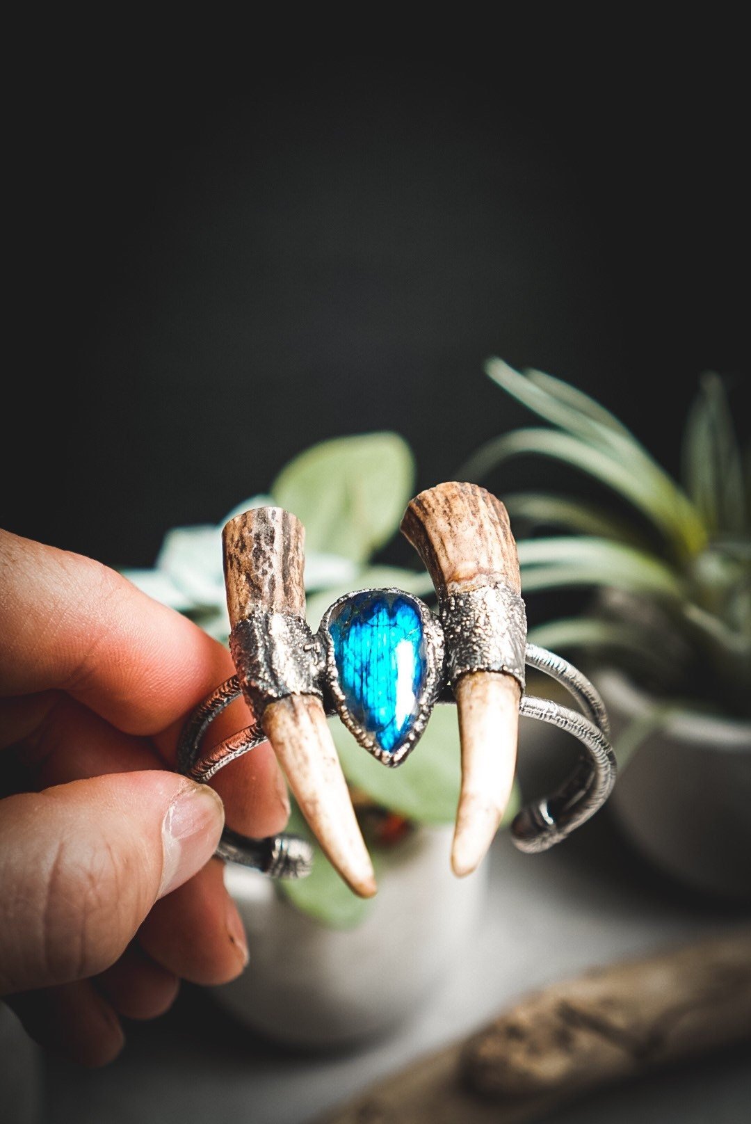 Beast Collection I. - Armreif mit blauem Labradorite und Geweihspitzen - electroformed