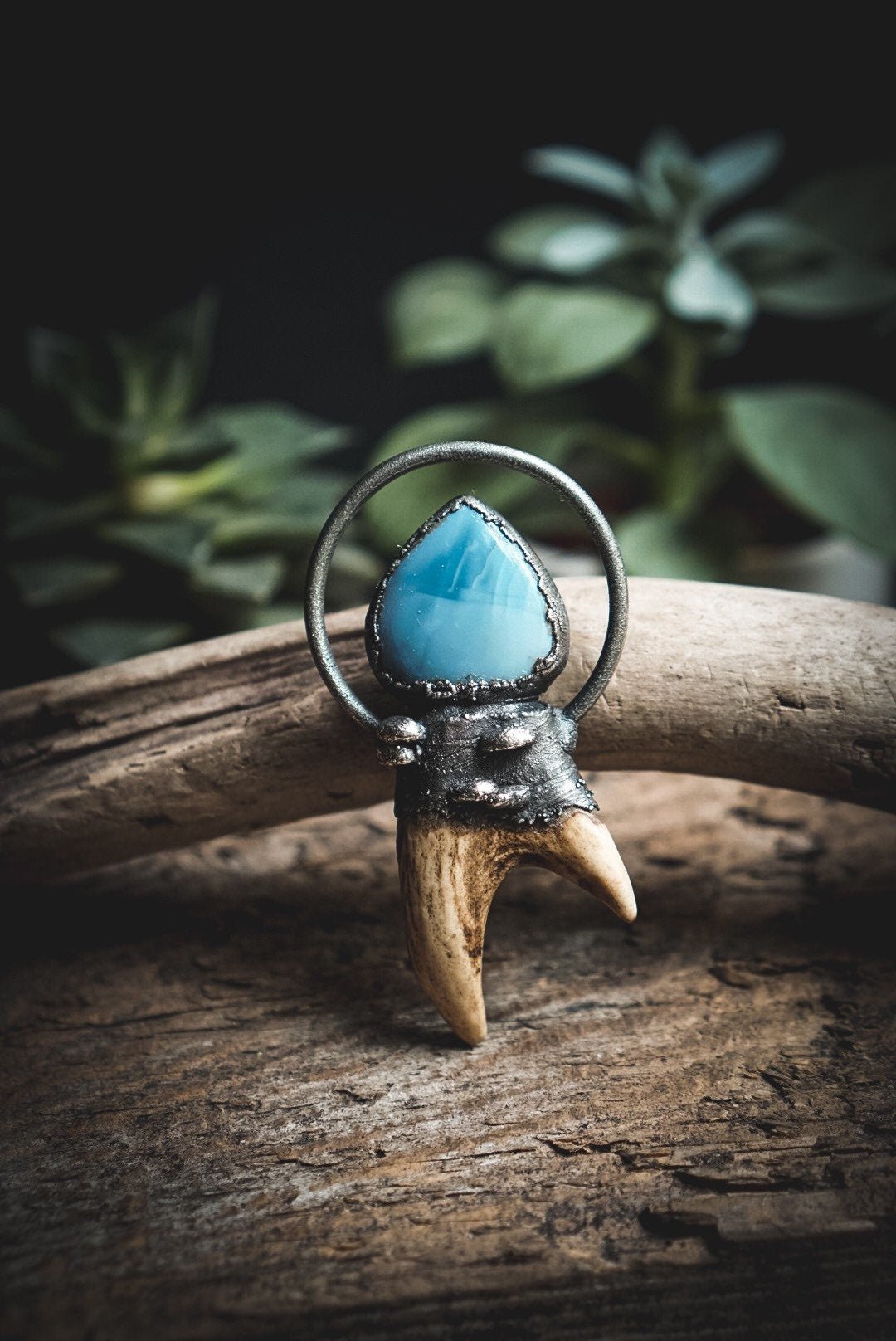 Geweihanhänger mit natürlichen blauem Opal - electroformed