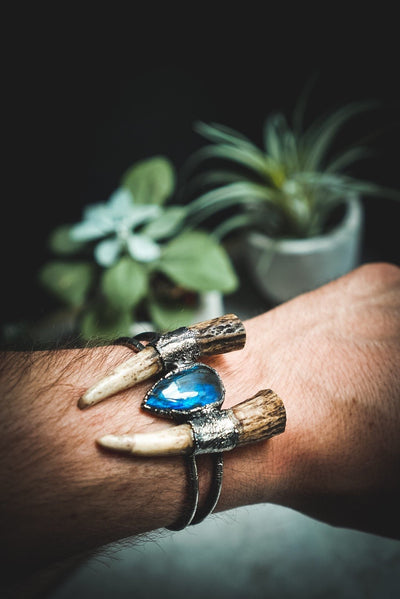 Beast Collection I. - Armreif mit blauem Labradorite und Geweihspitzen - electroformed