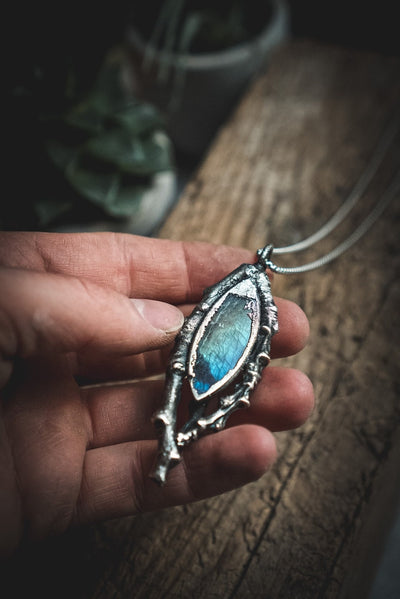 Wild Forest Collection No. II - Labradorite Anhänger mit blauem Schimmer