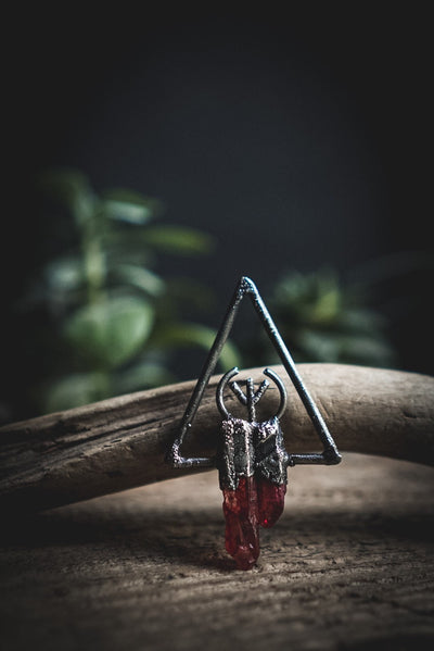 Algiz Runen Halskette - Necklace with red Bloodcrystal