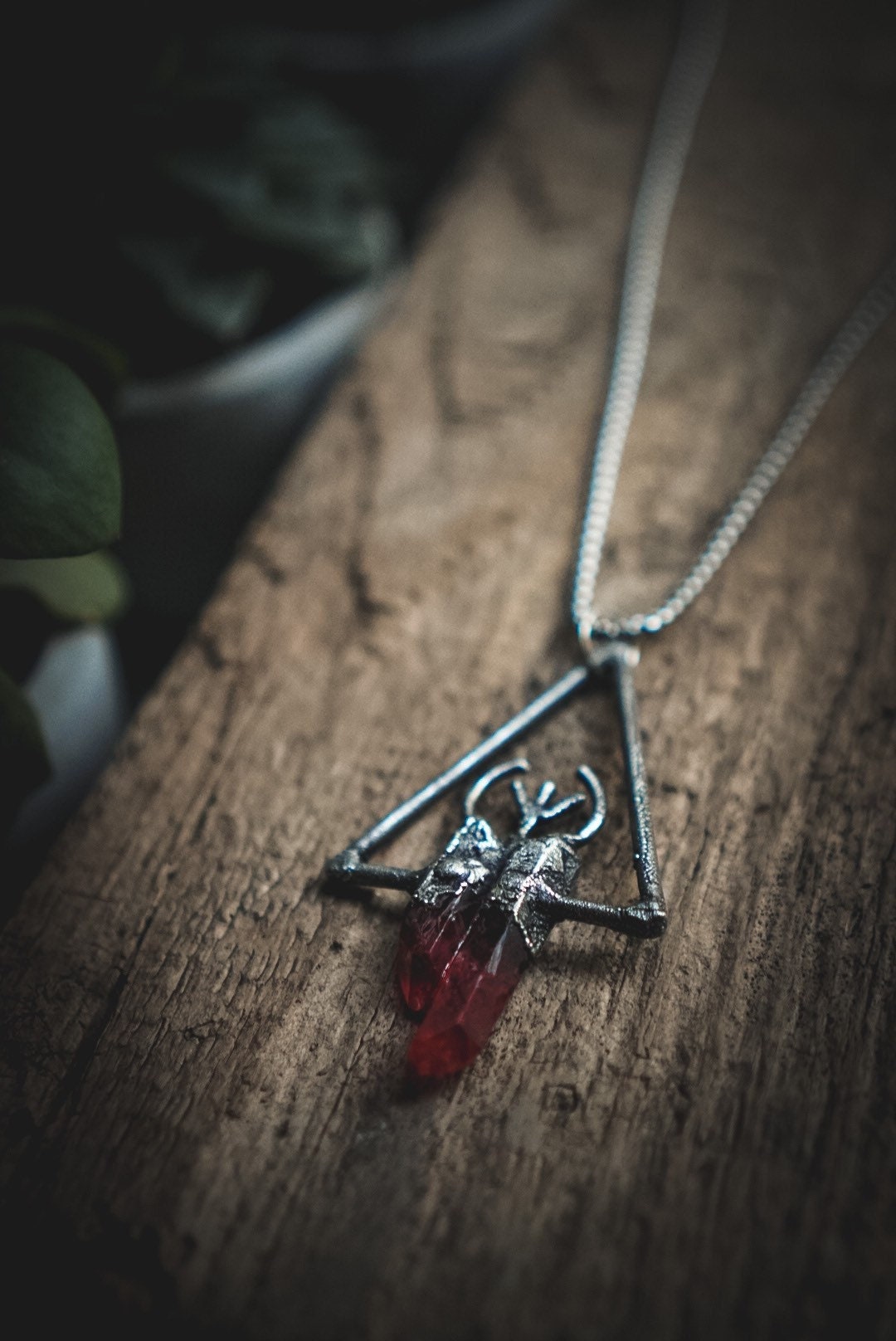 Algiz Runen Halskette - Necklace with red Bloodcrystal